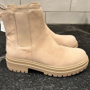 GB Dyna-Mite Suede Lug Sole Chelsea Booties size 7